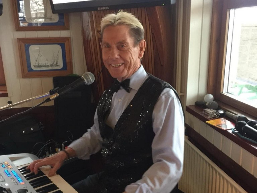 Foto af Jørn ved sit keyboard